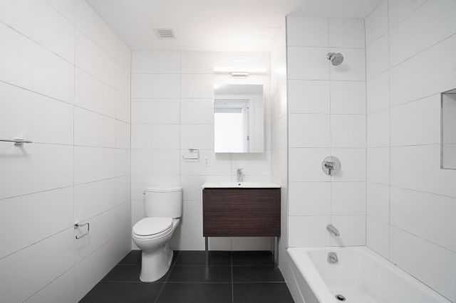 A Well Furnished Modern Bathroom Design With Your Next Apartment! 
.
.
#astoria #vernon #apartmentdecor #bathroom #complex #apartment #luxurylifestyle #luxuryhomes