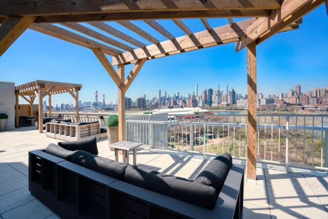 Breathtaking top floor views on our terrace @vernontower. 

Schedule a visit. Link in bio

#apartmentfinding #apartmentliving #comples #topfloor #views #nycskyline #breathtaking #apartmentfindingnyc #astoria